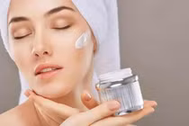 Chuyên gia Da liễu chỉ bí quyết chọn kem dưỡng da trắng hồng, an toàn