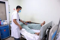 Thay khớp háng cho nam thanh niên nhiễm HIV bị hoại tử chỏm xương đùi