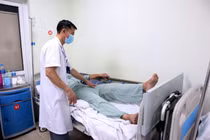 Thay khớp háng cho nam thanh niên nhiễm HIV bị hoại tử chỏm xương đùi