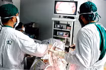 Cắt khối u nang khổng lồ bảo tồn nguyên vẹn buồng trứng