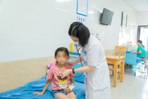 Bé 7 tuổi tổn thương thận, viêm khớp vì cha mẹ chủ quan với dị ứng