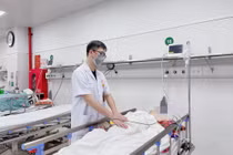 BS Phạm Hiếu Tâm, khoa Phẫu thuật Tiêu hóa, Bệnh viện HN Việt Đức đang thăm khám cho bệnh nhân