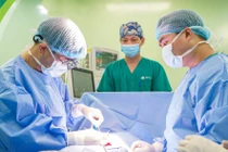 Lấy thận của trẻ 12 tháng tuổi để ghép lại cho chính trẻ