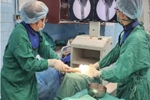 Áo khoác cuốn vào xe máy bé 5 tuổi bị đứt lìa cánh tay