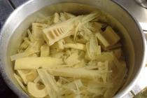 Uống nước măng chua, một người hôn mê thở máy