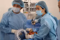 Can thiệp bào thai “cứu” bé IVF bị bó chặt trong tử cung nhờ truyền ối