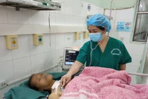 Phẫu thuật lấy bướu cổ khổng lồ nặng gần 2kg