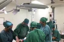 Phẫu thuật lấy thai trên sản phụ rau tiền đạo trung tâm xuất huyết lai láng