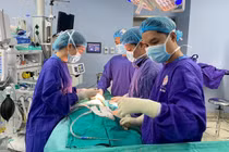 Tiêm filler trẻ hóa người phụ nữ bị áp xe mặt, nhiễm vi khuẩn