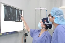  Tự ngã do vạt áo chống nắng quấn vào bánh xe máy, cô gái trẻ gần đứt rời cánh tay 