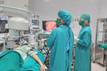 Nội soi ngược dòng lấy 20 viên sỏi không cần phẫu thuật