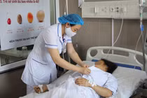 Sinh con tại nhà sản phụ 33 tuổi bị sốc mất máu nguy kịch