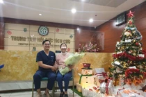 Bác sĩ Bá Cường chụp ảnh cùng bệnh nhân trong ngày được xuất viện