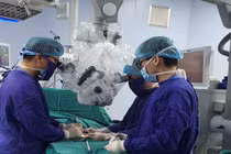 Bác sĩ hướng dẫn tự kiểm tra giãn tĩnh mạch tinh đơn giản tại nhà