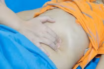 Bé 8 tuổi đau bụng sau ăn không ngờ viêm mao mạch dị ứng nghiêm trọng