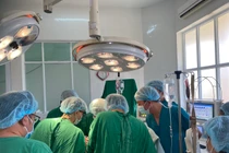 Đi cắt cỏ người đàn ông bị lưỡi dao gãy đâm xuyên lồng ngực nguy kịch