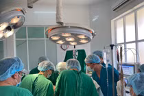 Đi cắt cỏ người đàn ông bị lưỡi dao gãy đâm xuyên lồng ngực nguy kịch