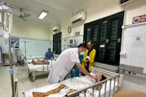 Dùng điện thoại đang sạc cô gái 37 tuổi bị mù mắt, cụt các ngón tay