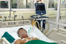 Bắt rắn cạp nia bỏ cặp chơi, bé trai 7 tuổi bị cắn liệt toàn thân