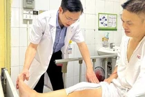 Thay khớp gối cho bệnh nhân 40 tuổi mắc bệnh gút 20 năm