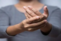 Cách khắc phục và phòng tránh thương tích tê tay chân do hóa trị