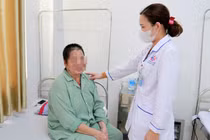 Trợt loét rỉ mủ toàn thân do tắm lá chữa bệnh