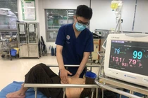 Thủng tá tràng vì uống cả vỏ thuốc