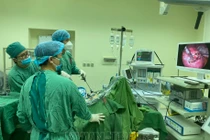 Ăn 5 quả hồng, phụ nữ 37 tuổi bị tắc ruột do u bã thức ăn