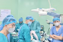 Cứu trẻ sơ sinh bị suy hô hấp do dị tật tịt lỗ mũi sau 2 bên hiếm gặp