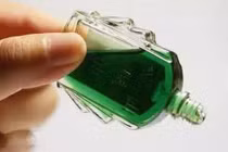 Nhỏ nhầm dầu gió vào mắt, cụ bà 90 tuổi phải đi viện