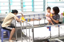 1200 trẻ mắc tay chân miệng nhập viện: bác sĩ chỉ dấu hiệu bệnh trở nặng