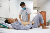 Đau bụng, tức ngực người đàn ông bất ngờ phát hiện nhão cơ hoành hiếm gặp