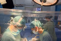 Bụng đập bất thường, bé 2 tuổi phình động mạch chủ bụng hiếm gặp được cứu 