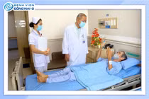 Ăn canh tép khô cụ ông 72 tuổi bị kim khâu 4 cm đâm cuống họng