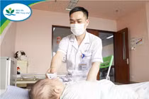 Mẹ nhầm Vitamin D3 thành axit gây bỏng miệng trẻ