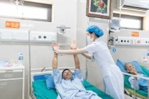 Đang ăn người đàn ông 54 tuổi đột quỵ não cấp hiếm gặp do phản vệ