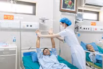 Đang ăn người đàn ông 54 tuổi đột quỵ não cấp hiếm gặp do phản vệ