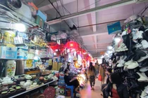 Chợ truyền thống ế ẩm cận Tết?