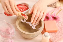 Chăm sóc móng tay bằng nguyên liệu tự nhiên