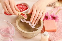 Chăm sóc móng tay bằng nguyên liệu tự nhiên