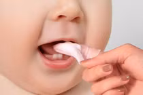 Chăm sóc răng miệng cho trẻ sơ sinh đúng cách