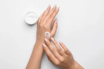 Bí quyết giữ đôi tay luôn mềm mại, trẻ trung