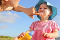 Lựa chọn kem chống nắng an toàn cho bé