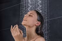 Tắm khuya tiềm ẩn nguy cơ sức khỏe, nhiều người trẻ mắc phải