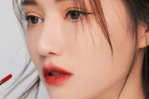 Bí quyết tô son màu nâu đẹp cho nàng U40