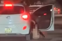 Clip cô gái rơi khỏi ô tô khi xe đang chạy