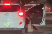 Clip cô gái rơi khỏi ô tô khi xe đang chạy