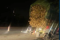 Xe máy đâm vào đuôi xe tải, 2 người tử vong tại chỗ