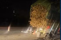 Xe máy đâm vào đuôi xe tải, 2 người tử vong tại chỗ