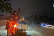 Xuyên đêm ứng cứu người dân vùng lũ Quảng Bình